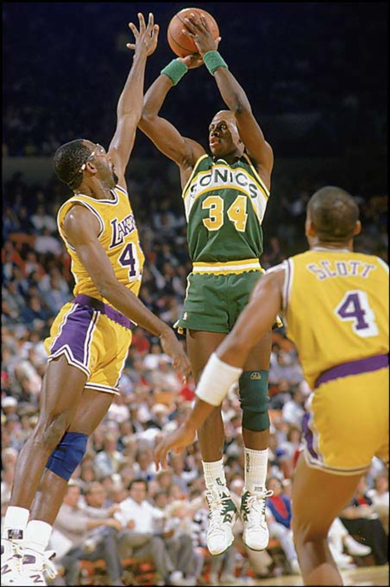 Sonics defeat Mavs